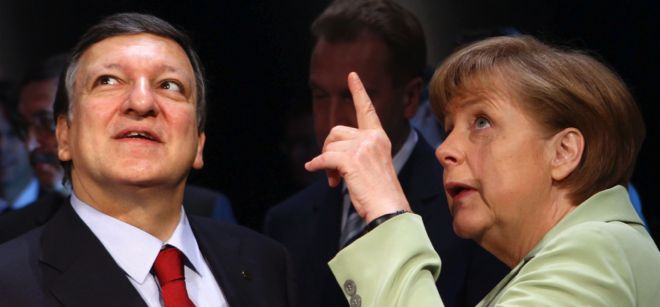 La canciller alemana, Angela Merkel (dcha), conversa con el presidente de la Comisión Europea, José Manuel Durao Barroso.