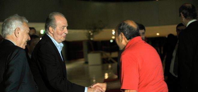 El rey Juan Carlos, junto al ministro español de Asuntos Exteriores, José Manuel García-Margallo (izda), saluda al presidente del Banco Santander, Emilio Botín.