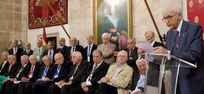 El presidente ejecutivo de la Fundación Premios Rey Jaime I, Santiago Grisolía (dcha), ante los premios Nobel integrantes del jurado.