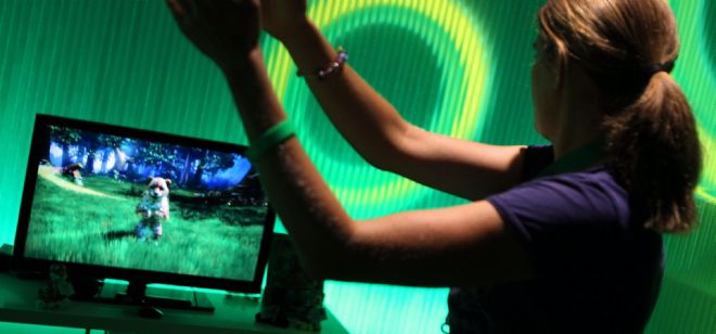 Una chica prueba la consola Xbox 360, equipada con el mando Kinect.