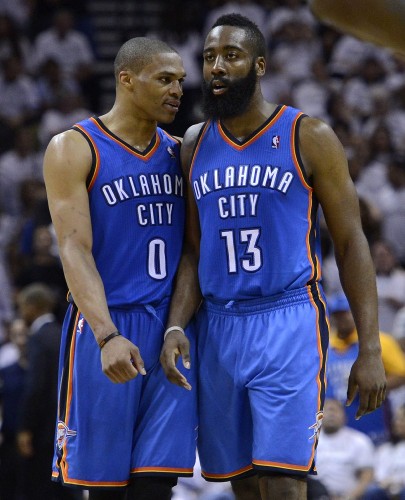 Los jugadores Oklahoma City Thunder Russell Westbrook (i) y James Harden.