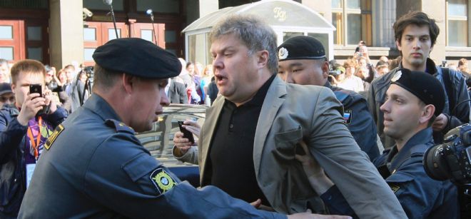 Varios policías rusos detienen al líder del partido Yábloko, Serguéi Mitrojin.