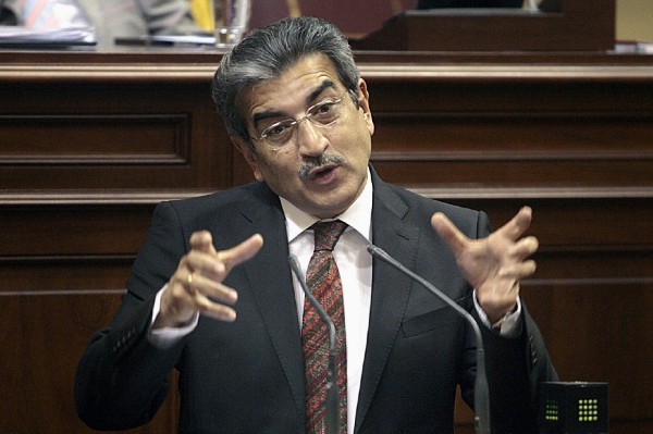El diputado de Nueva Canarias Román Rodríguez, durante una de sus intervenciones en el pleno del Parlamento de Canarias.