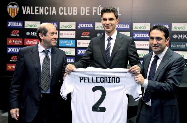 El presidente del Valencia CF, Manuel Llorente (i), y el director deportivo, Braulio Vázquez (d), posan con el nuevo entrenador del equipo, el argentino Mauricio Pellegrino.