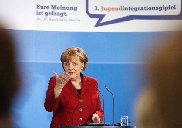 La Canciller alemana Angela Merkel habla en un acto de la III Cumbre de Integración de la Juventud en Berlín.