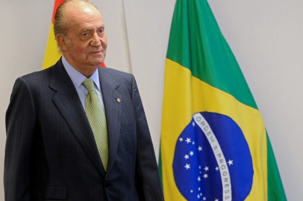 El rey de España, don Juan Carlos, posa junto a las banderas de España y Brasil.