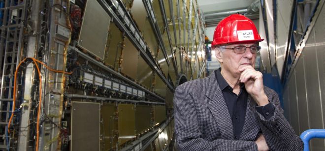 El actor estadounidense Alan Alda en el Centro Europeo de Investigación Nuclear (CERN) de Ginebra.