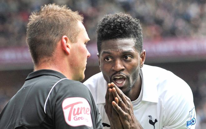 Emmanuel Adebayor (d), del Tottenham Hotspur, discute con un juez de línea.