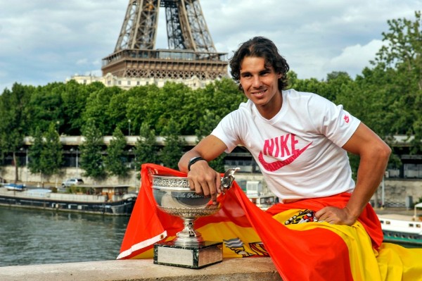 El tenista español Rafael Nadal posa con el trofeo de Roland Garros cerca de la torre Eiffel en París.