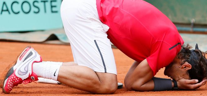 El tenista español Rafael Nadal celebra su victoria ante Novak Djokovik en la final de Roland Garros.