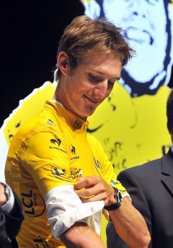 Andy Schleck no podrá revalidar en la carretera el Tour de Francia que ganó en los despachos.