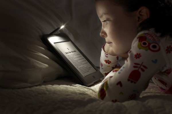 Un niño lee un libro digital.