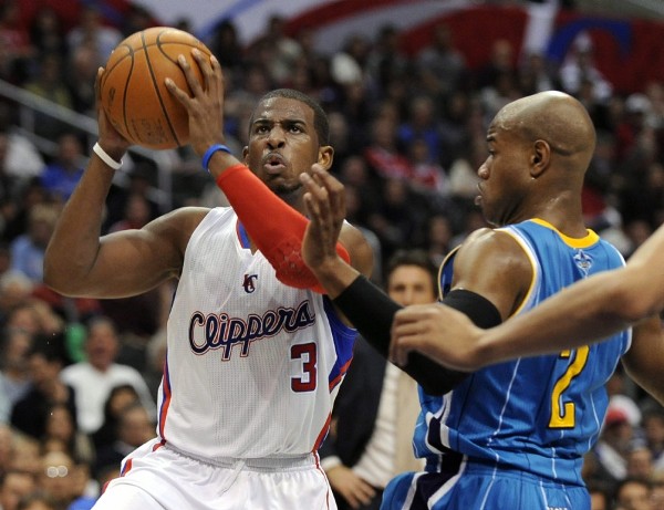 El jugador de los Clippers Chris Paul (i) disputa el balón con Jarrett Jack de los Hornets.