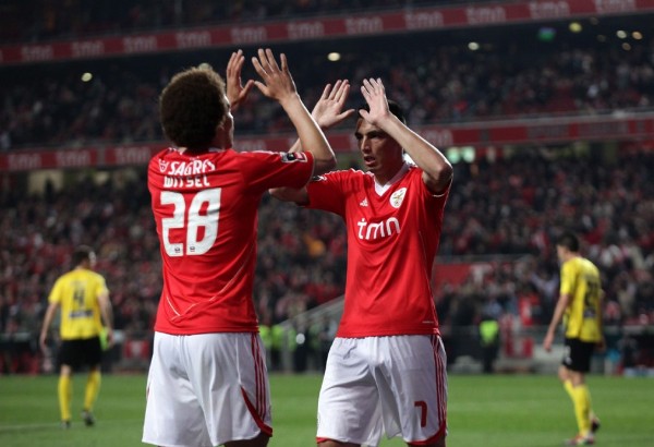 El jugador del Benfica Óscar Cardozo (d) celebra con su compañero Witsel.