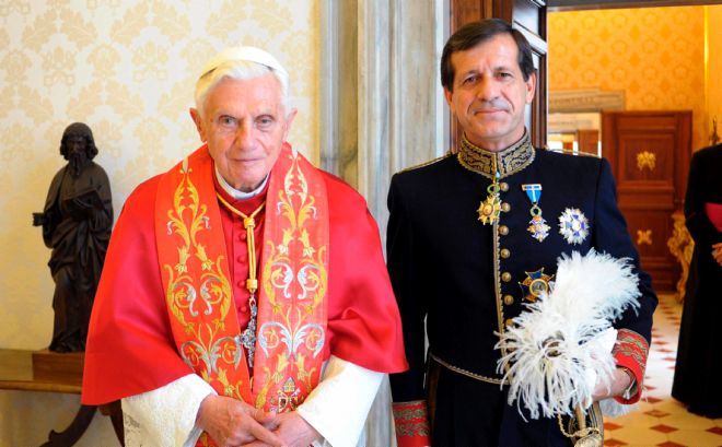 Foto facilitada por el diario vaticano 'Osservatore Romano' que muestra al nuevo embajador de España ante la Santa Sede, Eduardo Gutiérrez Saenz de Buruaga (d).