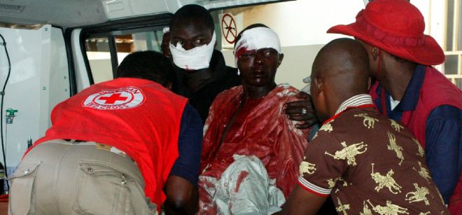 Personal médico atiende a uno de los heridos en el hospital de St Gerard en Kaduna, Nigeria.