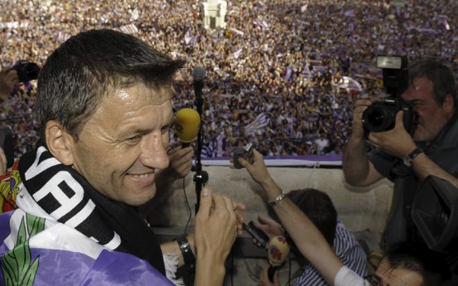 El entrenador serbio del Real Valladolid, Miroslav Djukic (i).