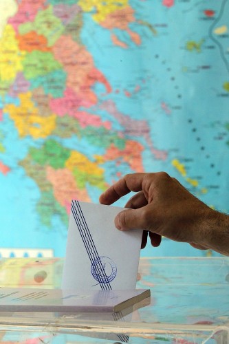Un hombre ejerce su derecho al voto en un colegio electoral en Atenas.