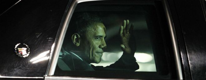 El presidente de Estados Unidos, Barack Obama, saluda desde su automóvil.