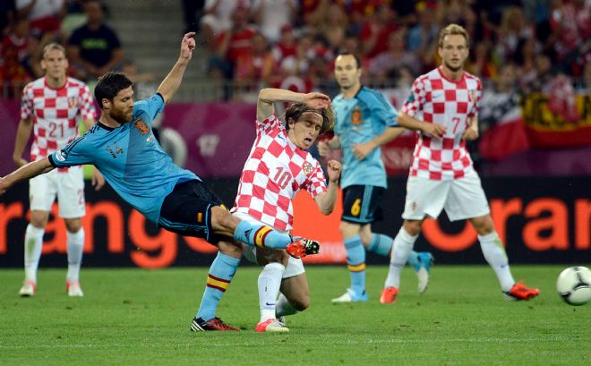 El centrocampista español Xabi Alonso (i) pelea por el balón con el jugador croata Luka Modric (2i) durante el partido Croacia-España, del grupo C de la Eurocopa de fútbol 2012, en el estadio Gdansk Arena de Gdansk, Polonia, hoy, lunes 18 de junio de 2012.