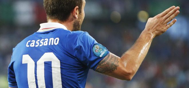 El jugador de Italia Antonio Cassano hace un seña en un partido de la Eurocopa 2012 contra Irlanda hoy, lunes 18 de junio de 2012, en Poznán (Polinia).