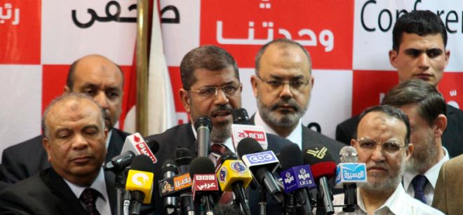 El candidato de los Hermanos Musulmanes, Mohamed Mursi, comparece en una rueda de prensa.