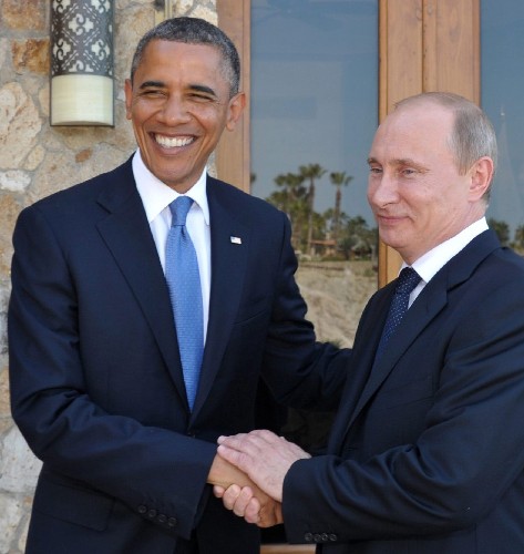 El presidente de EEUU, Barack Obama (i), saluda a su homólogo de Rusia, Vladimir Putin (d).