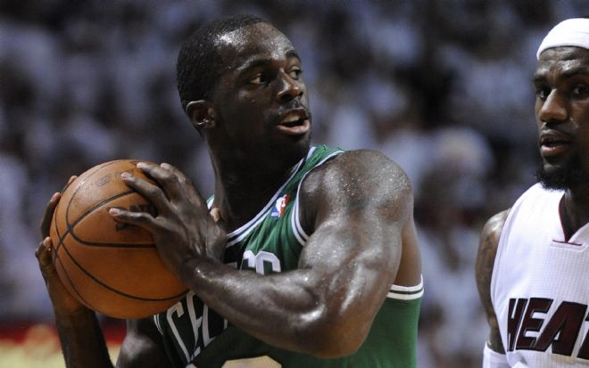El jugador de Celtics Brandon Bass (i) es marcado por LeBron James (d), de Heat.