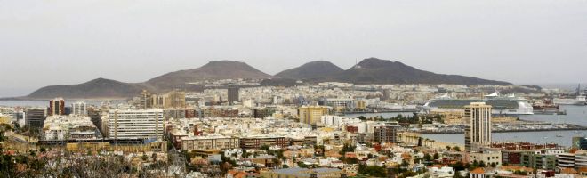 Vista de la ciudad de Las Palmas de Gran Canaria con las montañas de La Isleta al fondo.