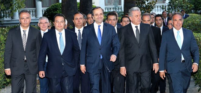 El nuevo primer ministro griego Antonis Samaras, (c), junto a los miembros de su nuevo gobierno.