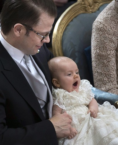 El príncipe Daniel de Suecia sujeta a su hija.