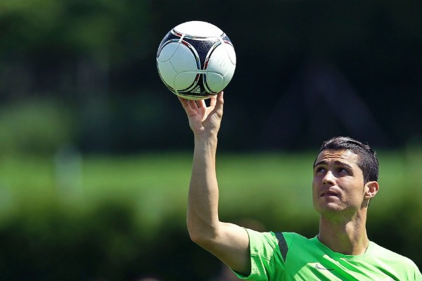 El jugador de la selección portuguesa Cristiano Ronaldo participa en el entrenamiento.