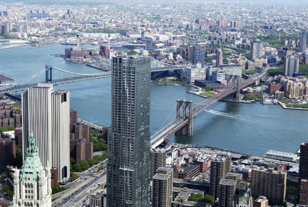Los puentes de Brooklyn y Manhattan son vistos desde la construcción de la Torre 1 del nuevo World Trade Center.