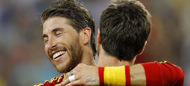 Los jugadores de España Xabi Alonso (d) y Sergio Ramos (i) celebran la victoria ante Francia.