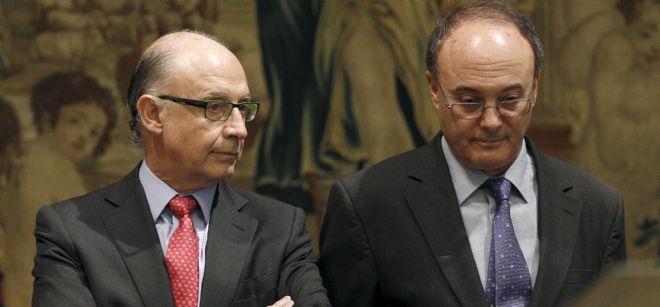 El gobernador del Banco de España, Luis María Linde (dcha), junto al ministro de Hacienda, Cristóbal Montoro, durante el acto de su toma de posesión, hoy en Madrid.