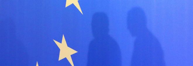 Las sombras del primer ministro rumano, Victor Ponta (dcha), y del presidente de la Comisión Europea, José Manuel Durao Barroso.