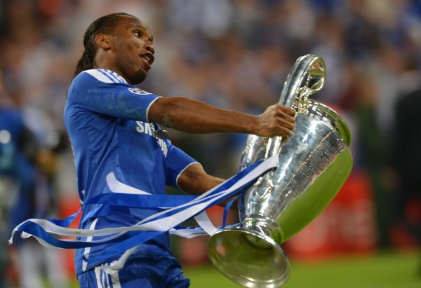 El jugador Didier Drogba del Chelsea celebra.