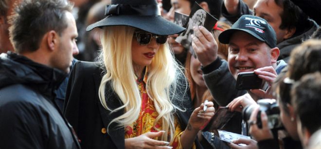 La cantante estadounidense Lady Gaga (c) firma autógrafos a su llegada al Park Hyatt en Melbourne, Australia.