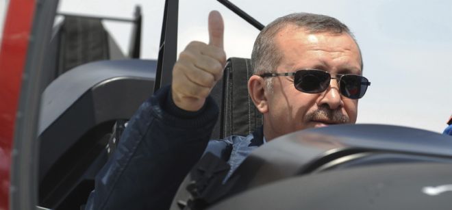 El primer ministro turco, Recep Tayyip Erdogan, hace un gesto mientras se sienta a los mandos de un Hurkus, el primer avión de entrenamiento militar producido en Turquía.