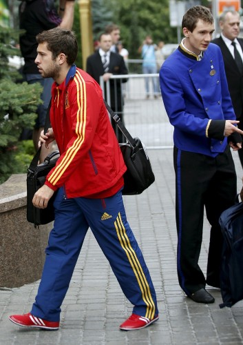 El defensa de la selección española de fútbol Jordi Alba a su llegada a Kiev.