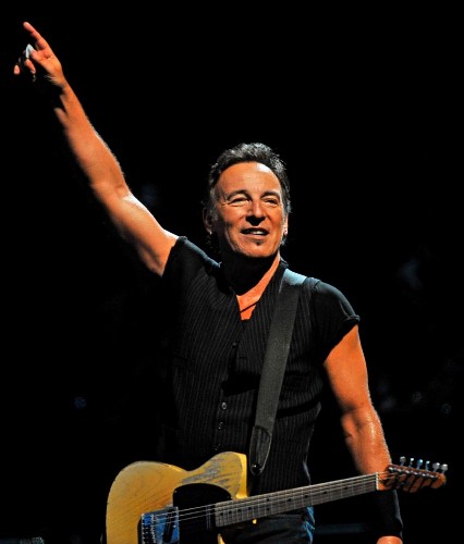 El músico estadounidense Bruce Springsteen actúa durante su concierto en Florencia.