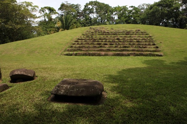 Detalle de ruinas Mayas en el sitio arqueológico Maya Tak'alik A'baj, en la localidad de Retalhuleu a 190 km de la Capital de Guatemala.