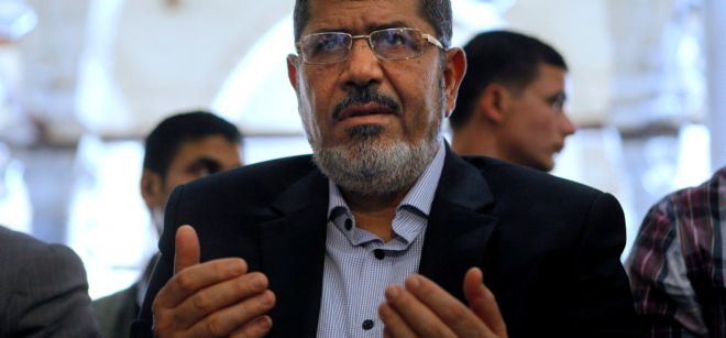 Fotografía de archivo del 22 de junio de 2012, donde muestra al presidente egipcio, Mohamed Morsi (c) rezando.