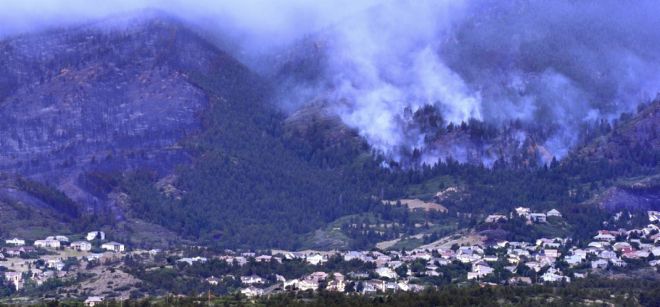 Incendio en el Cañón de Colorado, al pie de la montaña, cerca de las casas, en Colorado Springs.