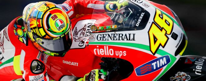 El piloto italiano de MotoGP Valentino Rossi, de Ducati, participa en una sesión de entrenamientos libres en el circuito de Assen.