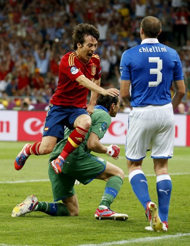 El centrocampista español David Silva (izda) celebra el primer gol de España ante Italia.