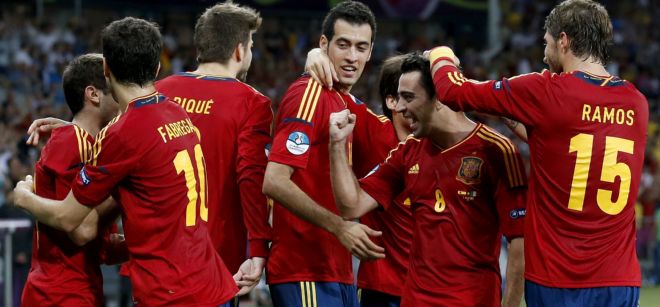 Los jugadores españoles celebran el segundo gol conseguido ante Italia.