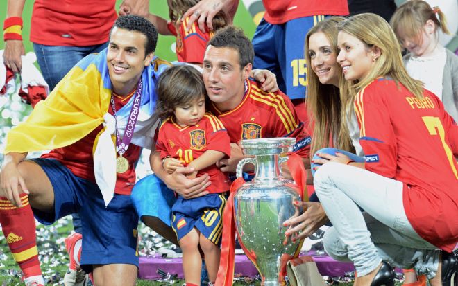 El jugador de España Santi Cazorla (c), su novia Úrsula Santirso (2d), su compañero Pedro Rodríguez (i), y la novia de este Carolina Martín (d).