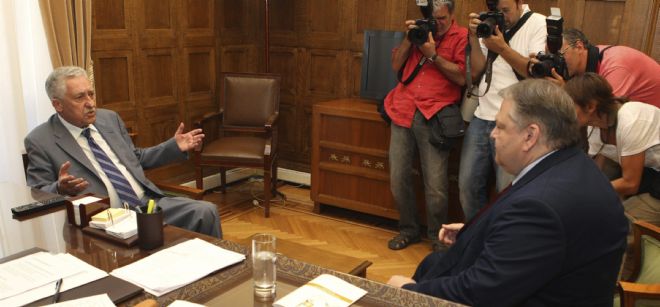 El líder del socialdemócrata Pasok, Evangelos Venizelos (dcha), conversa con el líder de la centroizquierdista Dimar, Fotis Kuvelis.