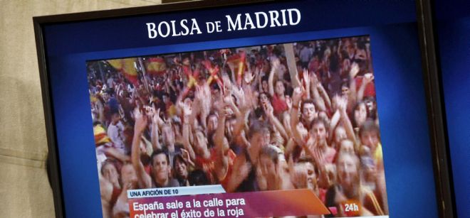 Una pantalla en la bolsa de Madrid repetía esta mañana las imágenes de las celebraciones anoche.